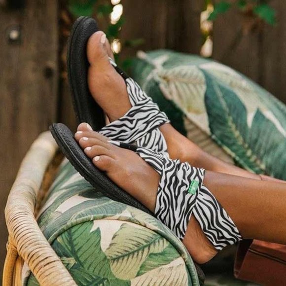 NEW Sanuk Black & White Zebra Yoga Sling Sandal Women 9 - Picture 1 of 11